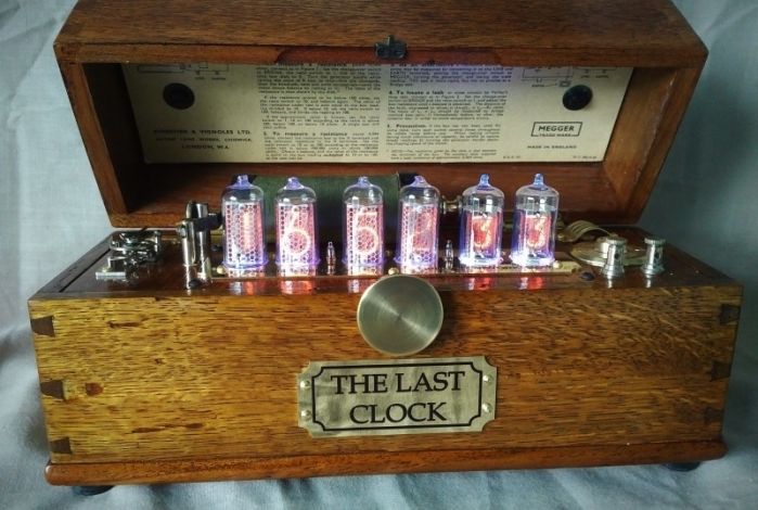 Two smaller tubes used for the seconds count
